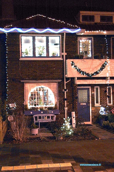 99121623.jpg - DE DORDTENAAR :Dordrecht:15-12-1999:een woning inop  de dubbeldamseweg zuid in dordrecht in de kerst verlichtingDeze digitale foto blijft eigendom van FOTOPERSBURO BUSINK. Wij hanteren de voorwaarden van het N.V.F. en N.V.J. Gebruik van deze foto impliceert dat u bekend bent  en akkoord gaat met deze voorwaarden bij publicatie.EB/ETIENNE BUSINK