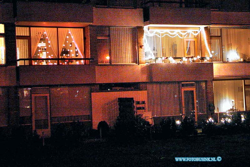 99121627.jpg - DE DORDTENAAR :Zwijndrecht:16-12-1999:een flat aan de van der hofweg zwijndrecht in de kerst verlichtingDeze digitale foto blijft eigendom van FOTOPERSBURO BUSINK. Wij hanteren de voorwaarden van het N.V.F. en N.V.J. Gebruik van deze foto impliceert dat u bekend bent  en akkoord gaat met deze voorwaarden bij publicatie.EB/ETIENNE BUSINK