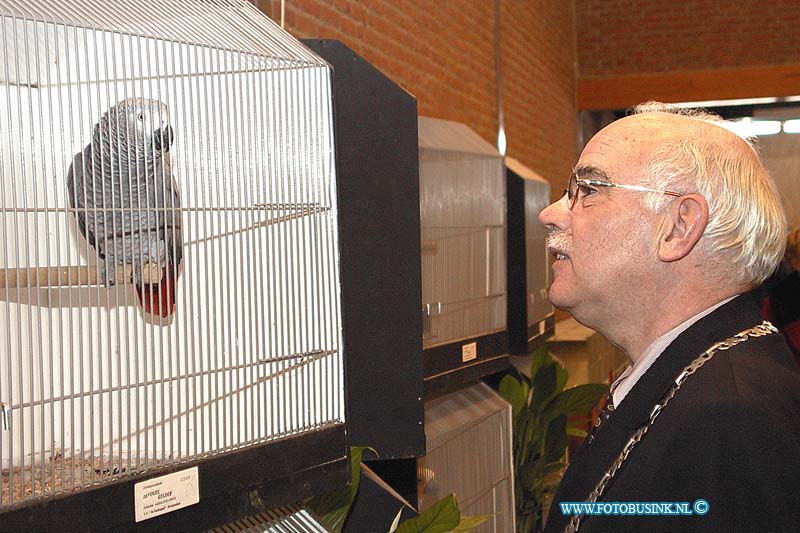 99121632.jpg - DE DORDTENAAR :Heerjaarsdam:16-12-1999:burgermeester trap bij vogelsveenging in portha;l de dam burgermeester neemt afscheid maar had groot hart voor verenegingenDeze digitale foto blijft eigendom van FOTOPERSBURO BUSINK. Wij hanteren de voorwaarden van het N.V.F. en N.V.J. Gebruik van deze foto impliceert dat u bekend bent  en akkoord gaat met deze voorwaarden bij publicatie.EB/ETIENNE BUSINK