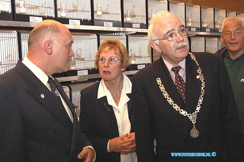 99121634.jpg - DE DORDTENAAR :Heerjaarsdam:16-12-1999:burgermeester trap bij vogelsveenging in portha;l de dam burgermeester neemt afscheid maar had groot hart voor verenegingenDeze digitale foto blijft eigendom van FOTOPERSBURO BUSINK. Wij hanteren de voorwaarden van het N.V.F. en N.V.J. Gebruik van deze foto impliceert dat u bekend bent  en akkoord gaat met deze voorwaarden bij publicatie.EB/ETIENNE BUSINK