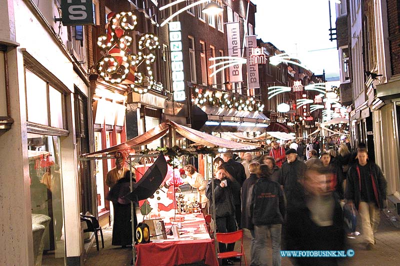 99121802.jpg - DE DORDTENAAR :Dordrecht:18-12-1999:dortse kerstmakrt grotekerksbuurt/voorstraatDeze digitale foto blijft eigendom van FOTOPERSBURO BUSINK. Wij hanteren de voorwaarden van het N.V.F. en N.V.J. Gebruik van deze foto impliceert dat u bekend bent  en akkoord gaat met deze voorwaarden bij publicatie.EB/ETIENNE BUSINK