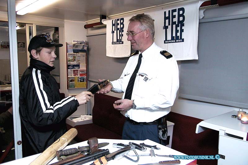 99121811.jpg - DE HIER ZWIJNDRECHT :Gorinchem:18-12-1999:start landelijke aktie heb lef wapens weg politie zhz Deze digitale foto blijft eigendom van FOTOPERSBURO BUSINK. Wij hanteren de voorwaarden van het N.V.F. en N.V.J. Gebruik van deze foto impliceert dat u bekend bent  en akkoord gaat met deze voorwaarden bij publicatie.EB/ETIENNE BUSINK