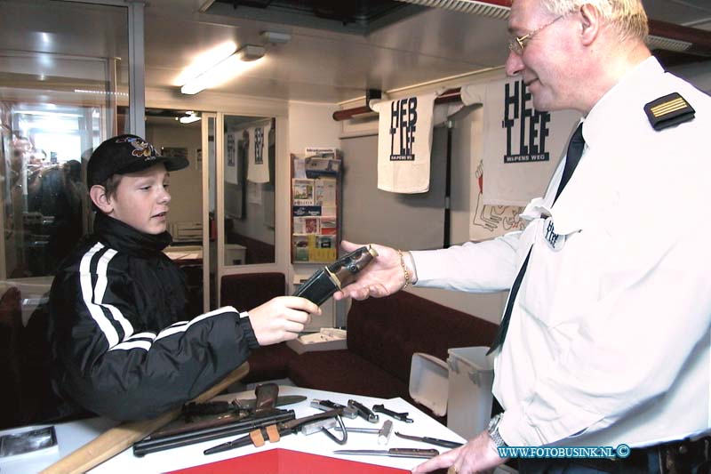 99121814.jpg - DE STEM VAN DORDT  :Gorinchem:18-12-1999:start landelijke aktie heb lef wapens weg politie zhz een dordtse jongen levert zijn wapen in.Deze digitale foto blijft eigendom van FOTOPERSBURO BUSINK. Wij hanteren de voorwaarden van het N.V.F. en N.V.J. Gebruik van deze foto impliceert dat u bekend bent  en akkoord gaat met deze voorwaarden bij publicatie.EB/ETIENNE BUSINK