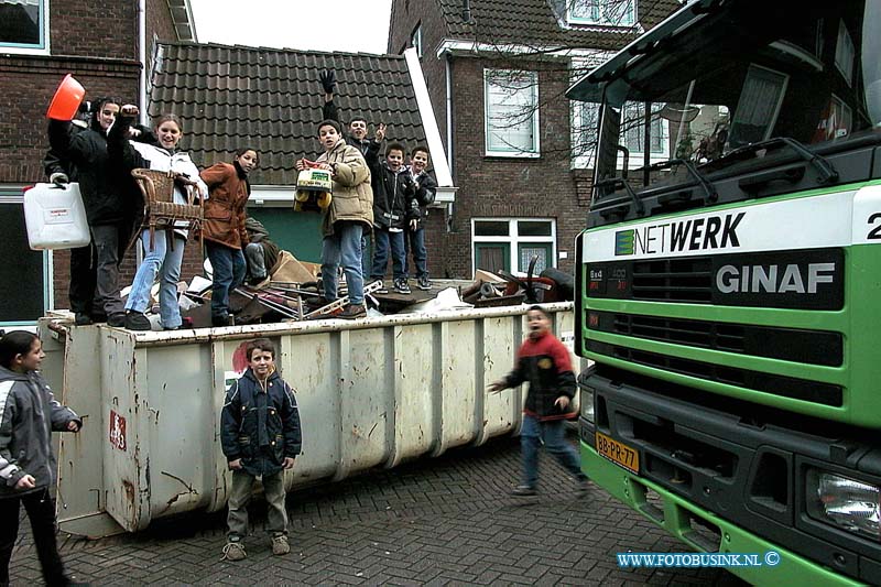 99121815.jpg - DE STEM VAN DORDT :18-12-1999 : dordrecht in het Noorderkwartier allerlei vrolijke wedstrijden plaats tussen verschillende straatteams. Ze strijden op onderdelen als het vullen van bloembakken, het optuigen van kerstbomen, het opvegen van de straten, kinderactiviteiten met clownspakken (dat laatste is misschien het leukste voor een foto)melden in het centrum Opbouwwerk aan de Maasstraat 25, vanwaar medewerkster Seyda OksakDeze digitale foto blijft eigendom van FOTOPERSBURO BUSINK. Wij hanteren de voorwaarden van het N.V.F. en N.V.J. Gebruik van deze foto impliceert dat u bekend bent  en akkoord gaat met deze voorwaarden bij publicatie.EB/ETIENNE BUSINK