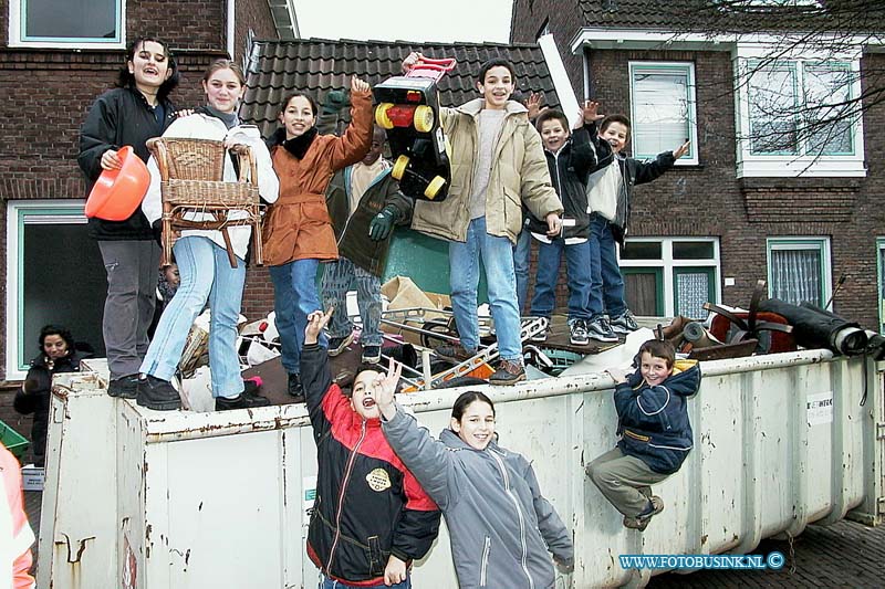 99121816.jpg - DE STEM VAN DORDT :18-12-1999 : dordrecht in het Noorderkwartier allerlei vrolijke wedstrijden plaats tussen verschillende straatteams. Ze strijden op onderdelen als het vullen van bloembakken, het optuigen van kerstbomen, het opvegen van de straten, kinderactiviteiten met clownspakken (dat laatste is misschien het leukste voor een foto)melden in het centrum Opbouwwerk aan de Maasstraat 25, vanwaar medewerkster Seyda OksakDeze digitale foto blijft eigendom van FOTOPERSBURO BUSINK. Wij hanteren de voorwaarden van het N.V.F. en N.V.J. Gebruik van deze foto impliceert dat u bekend bent  en akkoord gaat met deze voorwaarden bij publicatie.EB/ETIENNE BUSINK