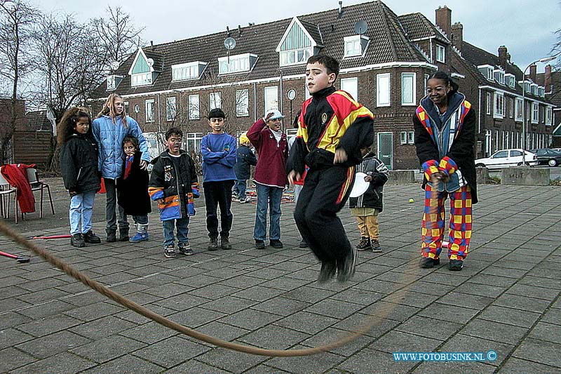 99121817.jpg - DE STEM VAN DORDT :18-12-1999 : dordrecht in het Noorderkwartier allerlei vrolijke wedstrijden plaats tussen verschillende straatteams. Ze strijden op onderdelen als het vullen van bloembakken, het optuigen van kerstbomen, het opvegen van de straten, kinderactiviteiten met clownspakken (dat laatste is misschien het leukste voor een foto)melden in het centrum Opbouwwerk aan de Maasstraat 25, vanwaar medewerkster Seyda OksakDeze digitale foto blijft eigendom van FOTOPERSBURO BUSINK. Wij hanteren de voorwaarden van het N.V.F. en N.V.J. Gebruik van deze foto impliceert dat u bekend bent  en akkoord gaat met deze voorwaarden bij publicatie.EB/ETIENNE BUSINK