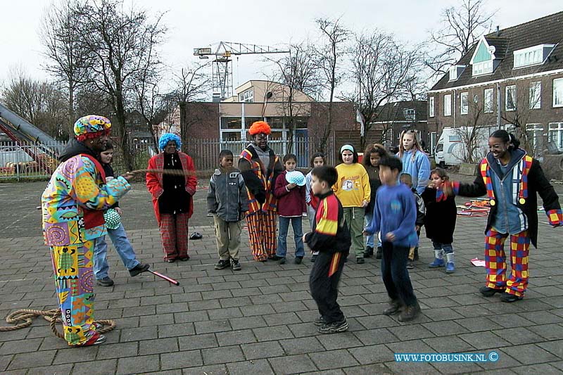 99121818.jpg - DE STEM VAN DORDT :18-12-1999 : dordrecht in het Noorderkwartier allerlei vrolijke wedstrijden plaats tussen verschillende straatteams. Ze strijden op onderdelen als het vullen van bloembakken, het optuigen van kerstbomen, het opvegen van de straten, kinderactiviteiten met clownspakken (dat laatste is misschien het leukste voor een foto)melden in het centrum Opbouwwerk aan de Maasstraat 25, vanwaar medewerkster Seyda OksakDeze digitale foto blijft eigendom van FOTOPERSBURO BUSINK. Wij hanteren de voorwaarden van het N.V.F. en N.V.J. Gebruik van deze foto impliceert dat u bekend bent  en akkoord gaat met deze voorwaarden bij publicatie.EB/ETIENNE BUSINK