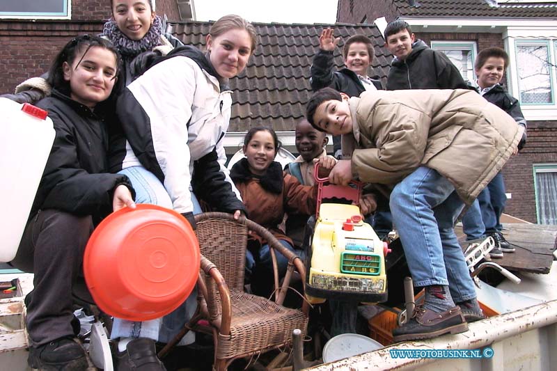 99121821.jpg - DE STEM VAN DORDT :18-12-1999 : dordrecht in het Noorderkwartier allerlei vrolijke wedstrijden plaats tussen verschillende straatteams. Ze strijden op onderdelen als het vullen van bloembakken, het optuigen van kerstbomen, het opvegen van de straten, kinderactiviteiten met clownspakken (dat laatste is misschien het leukste voor een foto)melden in het centrum Opbouwwerk aan de Maasstraat 25, vanwaar medewerkster Seyda OksakDeze digitale foto blijft eigendom van FOTOPERSBURO BUSINK. Wij hanteren de voorwaarden van het N.V.F. en N.V.J. Gebruik van deze foto impliceert dat u bekend bent  en akkoord gaat met deze voorwaarden bij publicatie.EB/ETIENNE BUSINK