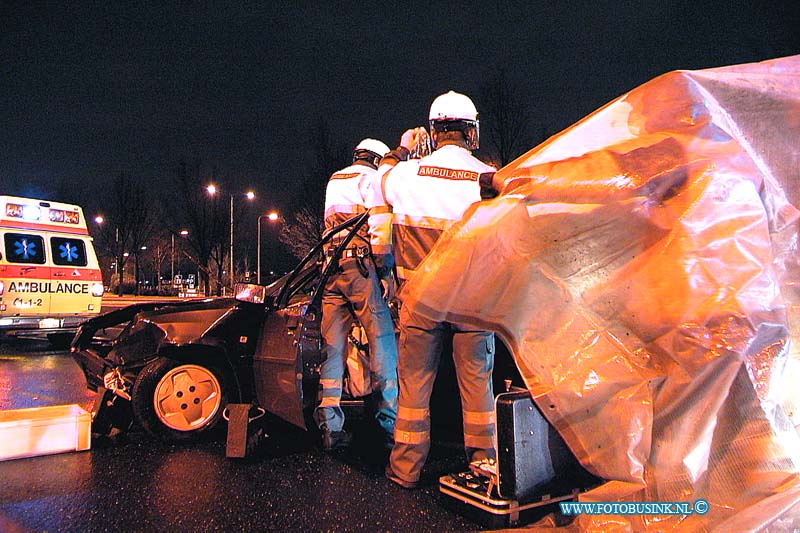 99122504.jpg - DE LOCOM :RW A 16 zwijndrecht:25-12-1999:VERKEERSONGEVAL MET GEWONDENHENDRIK IDO AMBACHT- Op vrijdagavond, 24 december 1999, omstreeks 23.50 uur, vond op de Rijksweg A16 een verkeersongeval plaats, waarbij twee gewonden vielen.Een 20 jarige inwoner uit Oud-Beijerland raakte met zijn personenauto na een stuurfout in een slip. Hij botste tegen de vangrail en kwam op zijn kant tot stilstand. Een 49 jarige inwoner uit Bodegraven zag e.e.a. gebeuren en zette zijn bestelbus een aantal meters voorbij het ongeluk stil om hulp te verlenen. Op datzelfde moment kwam een 35 jarige inwoner uit Grimbergen met zijn personenauto aangereden en reed met volle snelheid in op de gekantelde personenauto en raakte daarna het bestelbusje. De 49 jarige hulpverlener uit Bodegraven werd geraakt aan zijn been en liep een pijnlijk been op. De 35 jarige man uit Grimbergen raakte bekneld en werd door de ambulancedienst met behulp van de brandweer uit zijn voertuig bevrijd. Hij werd overgebracht naar het Zuiderziekenhuis te Rotterdam. Daar bleken zijn verwondingen mee te vallen. Hij liep vermoedelijk een lichte hersenschudding op en werd een nacht in observatie gehouden.De 20 jarige inwoner uit Oud-Beijerland liep een verwonding op aan zijn neus. Bovendien had hij alcohol gedronken. Hij werd daarom aangehouden. In het bureau blies hij net boven de streep. Na verhoor is hij met een rijverbod en een bekeuring heengezonden. Alle voertuigen raakten rondom beschadigd.Deze digitale foto blijft eigendom van FOTOPERSBURO BUSINK. Wij hanteren de voorwaarden van het N.V.F. en N.V.J. Gebruik van deze foto impliceert dat u bekend bent  en akkoord gaat met deze voorwaarden bij publicatie.EB/ETIENNE BUSINK