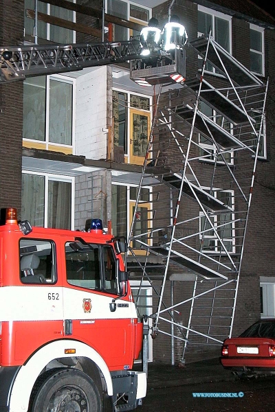 99122511.jpg - DE DORDTENAAR :Dordrecht:25-12-1999:de storm gaaf veel overlast in de regio zoals een steiger die op omvalen hing op de varkensmarkt in dordrecht de brandweer moest met een hoogwerker de tiegre weer recht zetten.Deze digitale foto blijft eigendom van FOTOPERSBURO BUSINK. Wij hanteren de voorwaarden van het N.V.F. en N.V.J. Gebruik van deze foto impliceert dat u bekend bent  en akkoord gaat met deze voorwaarden bij publicatie.EB/ETIENNE BUSINK