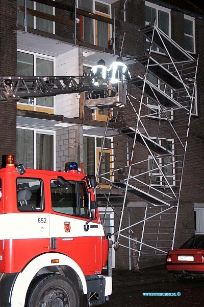 99122512.jpg - DE STEM VAN DORDT :Dordrecht:25-12-1999:de storm gaaf veel overlast in de regio zoals een steiger die op omvalen hing op de varkensmarkt in dordrecht de brandweer moest met een hoogwerker de tiegre weer recht zetten.Deze digitale foto blijft eigendom van FOTOPERSBURO BUSINK. Wij hanteren de voorwaarden van het N.V.F. en N.V.J. Gebruik van deze foto impliceert dat u bekend bent  en akkoord gaat met deze voorwaarden bij publicatie.EB/ETIENNE BUSINK