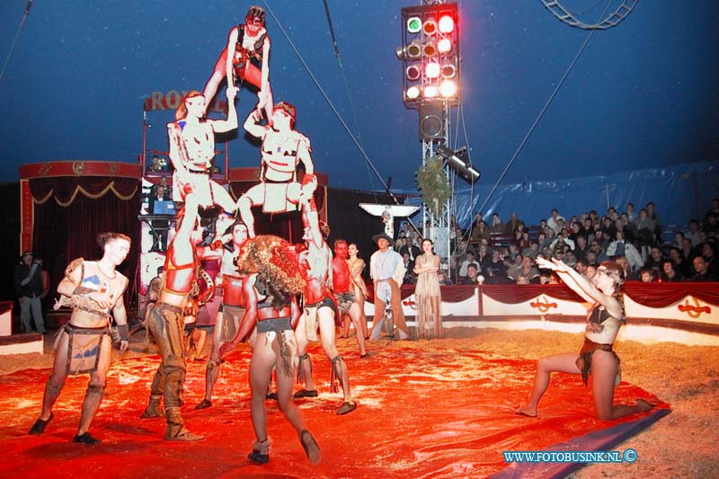 99122602.jpg - DE STEM VAN DORDT :Dordrecht:26-12-1999:het winter kerst circus royalDeze digitale foto blijft eigendom van FOTOPERSBURO BUSINK. Wij hanteren de voorwaarden van het N.V.F. en N.V.J. Gebruik van deze foto impliceert dat u bekend bent  en akkoord gaat met deze voorwaarden bij publicatie.EB/ETIENNE BUSINK