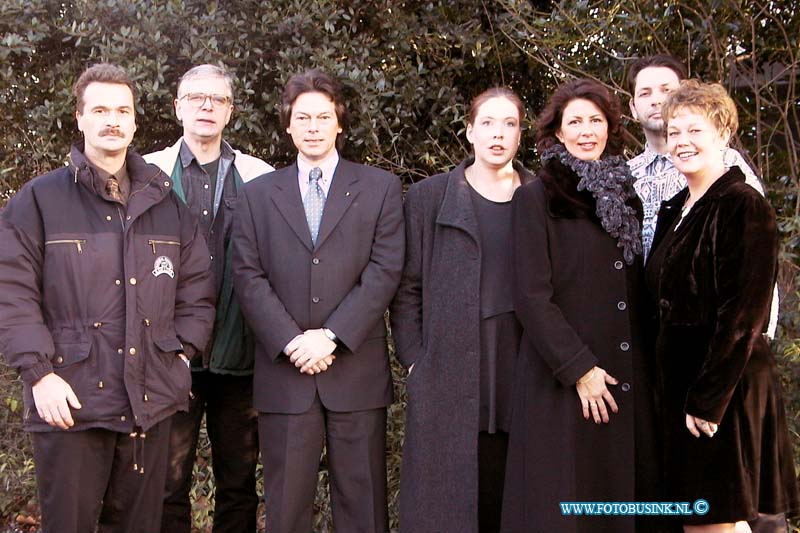 99122704.jpg - DE STEM VAN DORDT :Dordrecht:27-12-1999:team van de kerstmark organisatie dordrecht op de spuiweg dordrechtDeze digitale foto blijft eigendom van FOTOPERSBURO BUSINK. Wij hanteren de voorwaarden van het N.V.F. en N.V.J. Gebruik van deze foto impliceert dat u bekend bent  en akkoord gaat met deze voorwaarden bij publicatie.EB/ETIENNE BUSINK