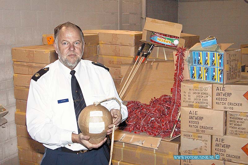 99122901.jpg - WFA :Sliedrecht:29-12-1999:POLITIE ZHZ VANGT 3800  KILO ILLIGAALVUURWERK IN DE REGIO OP 1 DAG foto: persvoorlichter gijs herwig met een mortierbom in zijn hand en op achtergrond de 3800 kilovuurwerk. persberichtVUURWERKVANGSTPAPENDRECHT - De politie heeft naar schatting zo'n 3800  kilo illegaal vuurwerk in beslaggenomen. De vondst was het resultaat van een onderzoek. Dat begon nadat ook bij het politiebureau een bestellijst door de brievenbus gleed. Agenten gingen in de nacht van dinsdag op woensdag 29 december 1999 in twee bedrijfspanden naar binnen. Aan de Ohmweg in Alblasserdam vonden ze onder andere mortieren, siervuurwerk en ongeveer vijftien zogenaamde '100.000 klappers'. In een ander pand aan de Kerkbuurt in Papendrecht lag nog een hoeveelheid vuurwerk, '50.000 klappers', siervuurwerk en tussen het plafond en platen een mortierbom met een diameter van ongeveer 25 centimeter. Als een deskundige dat afsteekt bewaart hij een afstand van een halve kilometer. In een kluis lagen nog enkele doosjes met strijkers. De politie hield de 44-jarige eigenaar uit Papendrecht aan. In zijn auto vonden politiemensen zo'n tachtig kilo vuurwerk. ook werd aan het eind van de middag nabij lexmond een vuurwerk vonds gedaande politie heeft zo'n achtienhonderd kilo illegaal vuurwerk in beslag genomen  bij een evrkeers controle opo de rw a27 hielden politie agneten een busje aan bij een verkeers controle met het vurrwerk aan boord de 28 jarige inwonner uit elim Gemeente hoogerveen werdt aangehouden en inbewaring gesteld door de officeer van justiede lading bevate 48 dozen met in totaal 240,000 strijkers 15 dozen 300.000 klappers en 70 100.000 klappers vermoedelijk is het vuurwerkafkomstig uit belgie.Deze digitale foto blijft eigendom van FOTOPERSBURO BUSINK. Wij hanteren de voorwaarden van het N.V.F. en N.V.J. Gebruik van deze foto impliceert dat u bekend bent  en akkoord gaat met deze voorwaarden bij publicatie.EB/ETIENNE BUSINK