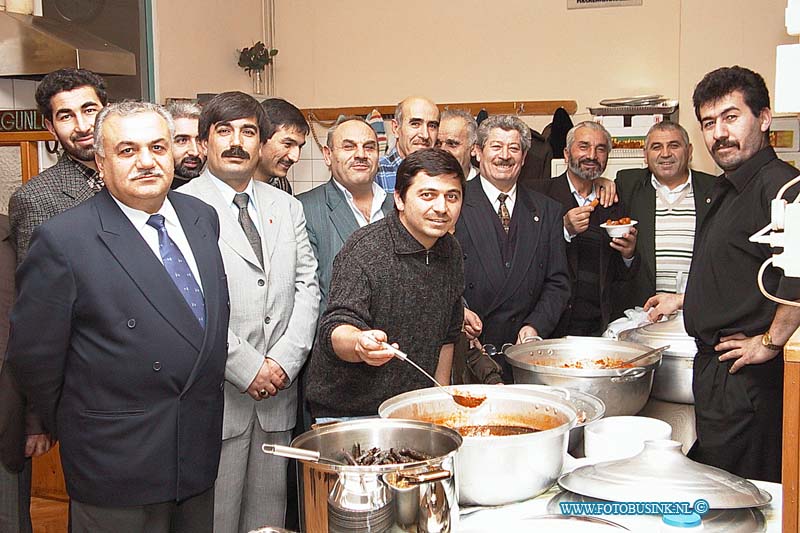 99122904.jpg - DE DORDTENAAR :Dordrecht:29-12-1999:Vest 118 in de Moskee Foto van de Ifthar maaltijd. Deze digitale foto blijft eigendom van FOTOPERSBURO BUSINK. Wij hanteren de voorwaarden van het N.V.F. en N.V.J. Gebruik van deze foto impliceert dat u bekend bent  en akkoord gaat met deze voorwaarden bij publicatie.EB/ETIENNE BUSINK