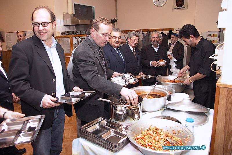 99122906.jpg - DE DORDTENAAR :Dordrecht:29-12-1999:Vest 118 in de Moskee Foto van de Ifthar maaltijd. Deze digitale foto blijft eigendom van FOTOPERSBURO BUSINK. Wij hanteren de voorwaarden van het N.V.F. en N.V.J. Gebruik van deze foto impliceert dat u bekend bent  en akkoord gaat met deze voorwaarden bij publicatie.EB/ETIENNE BUSINK