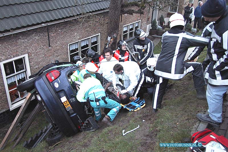 99123002.jpg - WFA :STREEFKERK : 30-12-1999: ongeval auto van dijk ramt boom en komt tot stilstand tegen woonhuis 1 lichtgewonde 1 zwaargewonde zwaargewonde heeft anderehalf uur vast gezeten is door de trauma team bevrijd uit auto bijde slachtoffers zijn afgevoerd naar zieken huisop de berkseweg in streekkerkDeze digitale foto blijft eigendom van FOTOPERSBURO BUSINK. Wij hanteren de voorwaarden van het N.V.F. en N.V.J. Gebruik van deze foto impliceert dat u bekend bent  en akkoord gaat met deze voorwaarden bij publicatie.EB/ETIENNE BUSINK