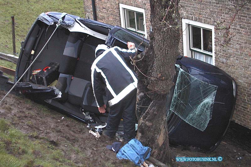 99123003.jpg - WFA :STREEFKERK : 30-12-1999: ongeval auto van dijk ramt boom en komt tot stilstand tegen woonhuis 1 lichtgewonde 1 zwaargewonde zwaargewonde heeft anderehalf uur vast gezeten is door de trauma team bevrijd uit auto bijde slachtoffers zijn afgevoerd naar zieken huisop de berkseweg in streekkerkDeze digitale foto blijft eigendom van FOTOPERSBURO BUSINK. Wij hanteren de voorwaarden van het N.V.F. en N.V.J. Gebruik van deze foto impliceert dat u bekend bent  en akkoord gaat met deze voorwaarden bij publicatie.EB/ETIENNE BUSINK