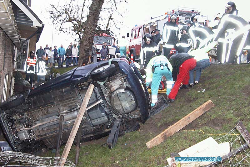 99123004.jpg - RD :STREEFKERK : 30-12-1999: ongeval auto van dijk ramt boom en komt tot stilstand tegen woonhuis 1 lichtgewonde 1 zwaargewonde zwaargewonde heeft anderehalf uur vast gezeten is door de trauma team bevrijd uit auto bijde slachtoffers zijn afgevoerd naar zieken huisop de berkseweg in streekkerkDeze digitale foto blijft eigendom van FOTOPERSBURO BUSINK. Wij hanteren de voorwaarden van het N.V.F. en N.V.J. Gebruik van deze foto impliceert dat u bekend bent  en akkoord gaat met deze voorwaarden bij publicatie.EB/ETIENNE BUSINK