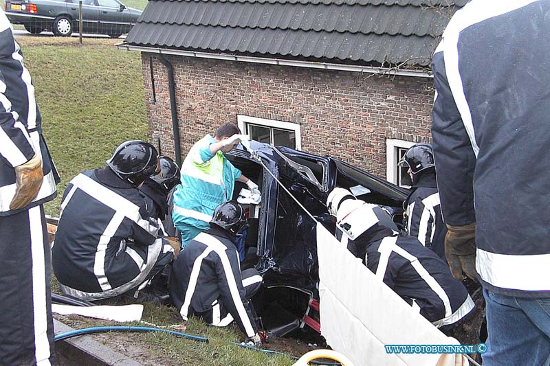 99123005.jpg - RD :STREEFKERK : 30-12-1999: ongeval auto van dijk ramt boom en komt tot stilstand tegen woonhuis 1 lichtgewonde 1 zwaargewonde zwaargewonde heeft anderehalf uur vast gezeten is door de trauma team bevrijd uit auto bijde slachtoffers zijn afgevoerd naar zieken huisop de berkseweg in streekkerkDeze digitale foto blijft eigendom van FOTOPERSBURO BUSINK. Wij hanteren de voorwaarden van het N.V.F. en N.V.J. Gebruik van deze foto impliceert dat u bekend bent  en akkoord gaat met deze voorwaarden bij publicatie.EB/ETIENNE BUSINK