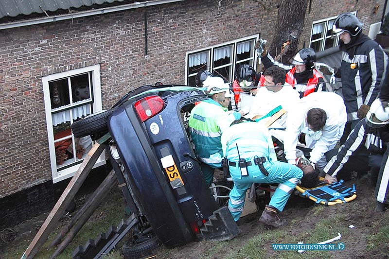 99123006.jpg - RD :STREEFKERK : 30-12-1999: ongeval auto van dijk ramt boom en komt tot stilstand tegen woonhuis 1 lichtgewonde 1 zwaargewonde zwaargewonde heeft anderehalf uur vast gezeten is door de trauma team bevrijd uit auto bijde slachtoffers zijn afgevoerd naar zieken huisop de berkseweg in streekkerkDeze digitale foto blijft eigendom van FOTOPERSBURO BUSINK. Wij hanteren de voorwaarden van het N.V.F. en N.V.J. Gebruik van deze foto impliceert dat u bekend bent  en akkoord gaat met deze voorwaarden bij publicatie.EB/ETIENNE BUSINK