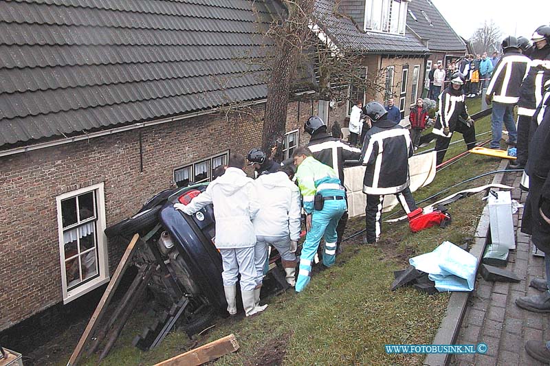 99123007.jpg - DE KLAROEN :Streefkerk:30-12-1999:STREEFKERK  Een auto is door onbekende oorzaak van de dijk geraakt. Een mannelijke inzittende (verdere gegevens niet bekend) raakte door de klap bekneld. De ambulancedienst riep de hulp in van een medisch team uit een Dordts ziekenhuis. Samen met brandweerlieden haalden ze het slachtoffer uit het voertuig. Het aard letsel is nog niet bekend. De bestuurder (ook geen verdere gegevens bekend) kwam snel na de aanrijding uit zijn wagen en klaagde onder andere over pijn onder andere aan zijn longen. Het ongeval gebeurde op donderdagmiddag 30 december 1999 om ongeveer 14.40 uur bij een scherpe bocht van de Bergstoep in Streefkerk. De wagen ging van de dijk, raakte een boom en kwam half op zijn kant terecht tegen een woning.STREEFKERK  Donderdagmiddag 30 december is door onbekende oorzaak een auto van de dijk gereden. Daarbij reed hij achtereenvolgens tegen een lantaarnpaal, een hekwerk, een paal van het leidingwaterbedrijf, een tuin en de gevel van een woning aan. In de auto zat een 24-jarige bestuurder uit Dordrecht. Naast hem zat een 26-jarige Dordtenaar. Door het ongeval raakte de passagier bekneld. Hij moest door de brandweer uit de auto gehaald worden. Hij is met hersenletsel opgenomen in het Academisch Ziekenhuis in Utrecht. De bestuurder is met borstletsel opgenomen in het Albert Schweitzerziekenhuis/Dordtwijck.Deze digitale foto blijft eigendom van FOTOPERSBURO BUSINK. Wij hanteren de voorwaarden van het N.V.F. en N.V.J. Gebruik van deze foto impliceert dat u bekend bent  en akkoord gaat met deze voorwaarden bij publicatie.EB/ETIENNE BUSINK