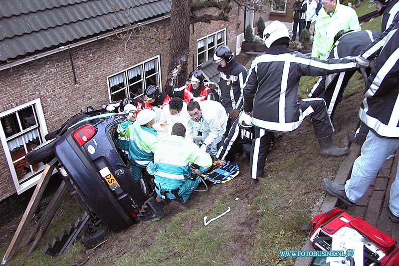 99123008.jpg - DE KLAROEN :Streefkerk:30-12-1999:STREEFKERK  Een auto is door onbekende oorzaak van de dijk geraakt. Een mannelijke inzittende (verdere gegevens niet bekend) raakte door de klap bekneld. De ambulancedienst riep de hulp in van een medisch team uit een Dordts ziekenhuis. Samen met brandweerlieden haalden ze het slachtoffer uit het voertuig. Het aard letsel is nog niet bekend. De bestuurder (ook geen verdere gegevens bekend) kwam snel na de aanrijding uit zijn wagen en klaagde onder andere over pijn onder andere aan zijn longen. Het ongeval gebeurde op donderdagmiddag 30 december 1999 om ongeveer 14.40 uur bij een scherpe bocht van de Bergstoep in Streefkerk. De wagen ging van de dijk, raakte een boom en kwam half op zijn kant terecht tegen een woning.STREEFKERK  Donderdagmiddag 30 december is door onbekende oorzaak een auto van de dijk gereden. Daarbij reed hij achtereenvolgens tegen een lantaarnpaal, een hekwerk, een paal van het leidingwaterbedrijf, een tuin en de gevel van een woning aan. In de auto zat een 24-jarige bestuurder uit Dordrecht. Naast hem zat een 26-jarige Dordtenaar. Door het ongeval raakte de passagier bekneld. Hij moest door de brandweer uit de auto gehaald worden. Hij is met hersenletsel opgenomen in het Academisch Ziekenhuis in Utrecht. De bestuurder is met borstletsel opgenomen in het Albert Schweitzerziekenhuis/Dordtwijck.Deze digitale foto blijft eigendom van FOTOPERSBURO BUSINK. Wij hanteren de voorwaarden van het N.V.F. en N.V.J. Gebruik van deze foto impliceert dat u bekend bent  en akkoord gaat met deze voorwaarden bij publicatie.EB/ETIENNE BUSINK