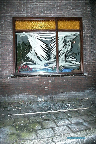 99123009.jpg - WFA :DORDRECHT : 31-12-1999vanuit een rijdende auto werdt er op een woning geschoten waarbij de ramen en interieur het moest ontgelden de bewoonsters zijn hevig geschokt en worden gekalmeerd door buren voor deze woning werdt een tijd geleden ook al een man dood geschoten ook van uit een rijdende auto Deze digitale foto blijft eigendom van FOTOPERSBURO BUSINK. Wij hanteren de voorwaarden van het N.V.F. en N.V.J. Gebruik van deze foto impliceert dat u bekend bent  en akkoord gaat met deze voorwaarden bij publicatie.EB/ETIENNE BUSINK