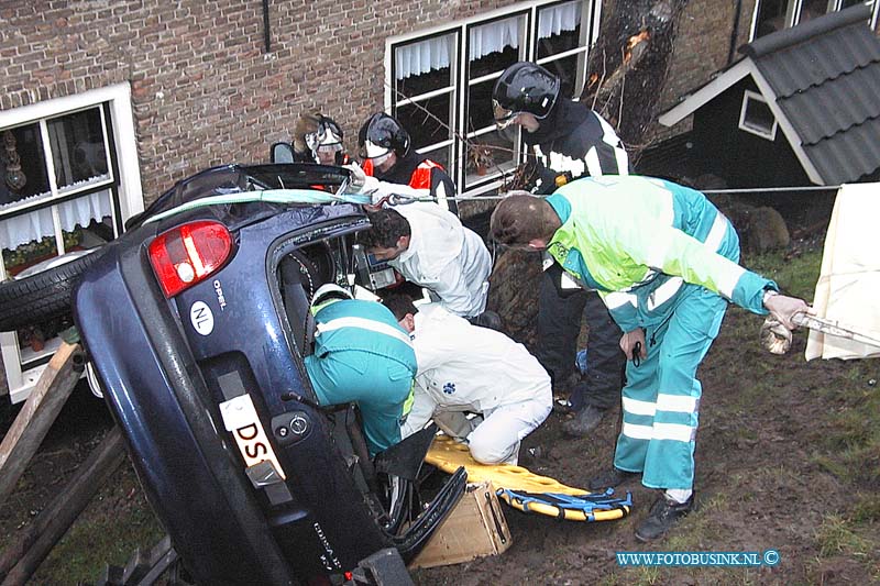 99123010.jpg - DE KLAROEN :Streefkerk:30-12-1999:STREEFKERK  Een auto is door onbekende oorzaak van de dijk geraakt. Een mannelijke inzittende (verdere gegevens niet bekend) raakte door de klap bekneld. De ambulancedienst riep de hulp in van een medisch team uit een Dordts ziekenhuis. Samen met brandweerlieden haalden ze het slachtoffer uit het voertuig. Het aard letsel is nog niet bekend. De bestuurder (ook geen verdere gegevens bekend) kwam snel na de aanrijding uit zijn wagen en klaagde onder andere over pijn onder andere aan zijn longen. Het ongeval gebeurde op donderdagmiddag 30 december 1999 om ongeveer 14.40 uur bij een scherpe bocht van de Bergstoep in Streefkerk. De wagen ging van de dijk, raakte een boom en kwam half op zijn kant terecht tegen een woning.STREEFKERK  Donderdagmiddag 30 december is door onbekende oorzaak een auto van de dijk gereden. Daarbij reed hij achtereenvolgens tegen een lantaarnpaal, een hekwerk, een paal van het leidingwaterbedrijf, een tuin en de gevel van een woning aan. In de auto zat een 24-jarige bestuurder uit Dordrecht. Naast hem zat een 26-jarige Dordtenaar. Door het ongeval raakte de passagier bekneld. Hij moest door de brandweer uit de auto gehaald worden. Hij is met hersenletsel opgenomen in het Academisch Ziekenhuis in Utrecht. De bestuurder is met borstletsel opgenomen in het Albert Schweitzerziekenhuis/Dordtwijck.Deze digitale foto blijft eigendom van FOTOPERSBURO BUSINK. Wij hanteren de voorwaarden van het N.V.F. en N.V.J. Gebruik van deze foto impliceert dat u bekend bent  en akkoord gaat met deze voorwaarden bij publicatie.EB/ETIENNE BUSINK