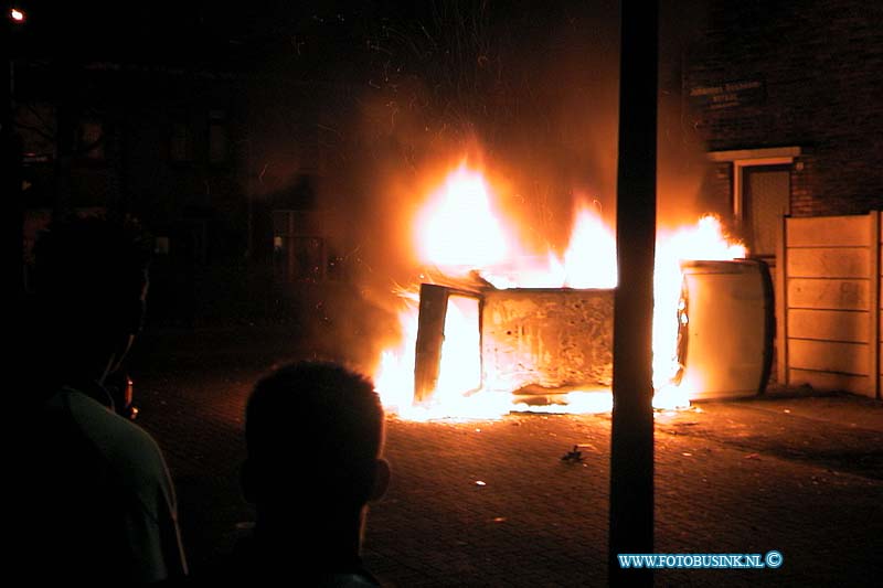 99123107.jpg - WFA :31-12-1999 : DORDRECHT :na dat de jeugd de auto om gegooit hadden been ze hem ook nog in de brand gestoken waar door de brand weer om hulp vroeg van de meDeze digitale foto blijft eigendom van FOTOPERSBURO BUSINK. Wij hanteren de voorwaarden van het N.V.F. en N.V.J. Gebruik van deze foto impliceert dat u bekend bent  en akkoord gaat met deze voorwaarden bij publicatie.EB/ETIENNE BUSINK