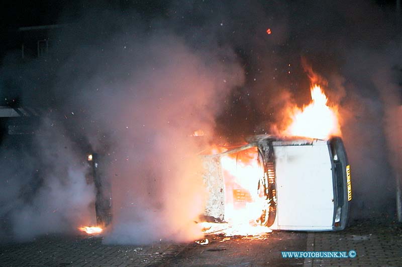 99123108.jpg - WFA :31-12-1999 : DORDRECHT :na dat de jeugd de auto om gegooit hadden been ze hem ook nog in de brand gestoken waar door de brand weer om hulp vroeg van de meDeze digitale foto blijft eigendom van FOTOPERSBURO BUSINK. Wij hanteren de voorwaarden van het N.V.F. en N.V.J. Gebruik van deze foto impliceert dat u bekend bent  en akkoord gaat met deze voorwaarden bij publicatie.EB/ETIENNE BUSINK
