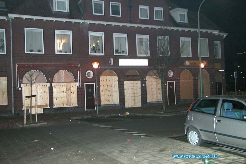 99123111.jpg - WFA :31-12-1999 : DORDRECHT :winkeliers dichten hun winkles af uit vrees voor schade die zou kunnen ontstaan door de millennium chaos in oud krispijn dordrechtDeze digitale foto blijft eigendom van FOTOPERSBURO BUSINK. Wij hanteren de voorwaarden van het N.V.F. en N.V.J. Gebruik van deze foto impliceert dat u bekend bent  en akkoord gaat met deze voorwaarden bij publicatie.EB/ETIENNE BUSINK