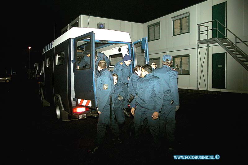 99123113.jpg - WFA :31-12-1999 : dordrechtME paraat voor eventuele onlusten in de wijk krispijn tedordrechtDeze digitale foto blijft eigendom van FOTOPERSBURO BUSINK. Wij hanteren de voorwaarden van het N.V.F. en N.V.J. Gebruik van deze foto impliceert dat u bekend bent  en akkoord gaat met deze voorwaarden bij publicatie.EB/ETIENNE BUSINK