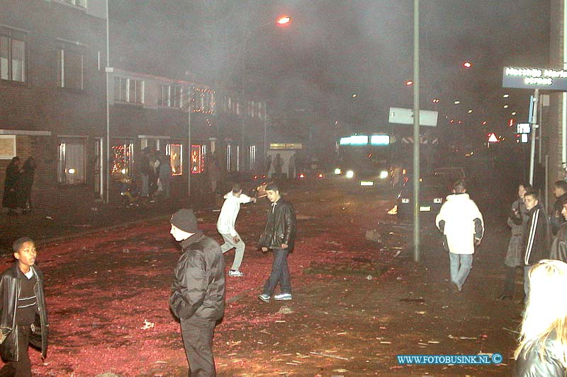 99123126.jpg - DE DORDTENAAR  :1-1-00 : DORDRECHTME komt politiepostje tehulp na belaging door de jeugd van oud krispijn te dordrecht maar de jeugd neemt ook de me onder vuur doormiddel van vuurwerk en stenenDeze digitale foto blijft eigendom van FOTOPERSBURO BUSINK. Wij hanteren de voorwaarden van het N.V.F. en N.V.J. Gebruik van deze foto impliceert dat u bekend bent  en akkoord gaat met deze voorwaarden bij publicatie.EB/ETIENNE BUSINK