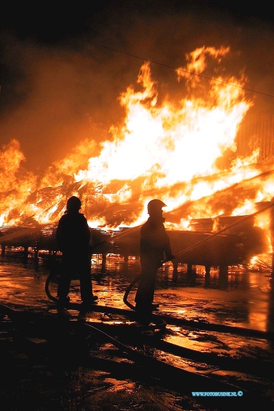 01010102.jpg - WFA :Hardingsveld giessendam:01-01-2001:Een houthandel aan de Rivierdijk te Hardinxveld-Giessendam brandde volledig uit. 50 brandweermannen waren vanaf 00.48 uur druk doende de heftige brand onder controle te krijgen. Omstreeks 04.00 werd het signaal ' brand meester' gegeven. Een verhuisbedrijf achter de houthandel liep water - en rookschade op. Het dak van een aangrenzende mallenmakerij vloog ook in brand.Omstreeks 01.00 uur brandde aan de Brandts Buysstraat " Nos Kas' uit. Er vielen geen slachtoffers. Nadere gegevens volgen.Deze digitale foto blijft eigendom van FOTOPERSBURO BUSINK. Wij hanteren de voorwaarden van het N.V.F. en N.V.J. Gebruik van deze foto impliceert dat u bekend bent  en akkoord gaat met deze voorwaarden bij publicatie.EB/ETIENNE BUSINK