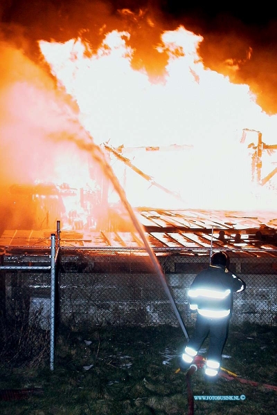 01010103.jpg - WFA :Hardingsveld giessendam:01-01-2001:Een houthandel aan de Rivierdijk te Hardinxveld-Giessendam brandde volledig uit. 50 brandweermannen waren vanaf 00.48 uur druk doende de heftige brand onder controle te krijgen. Omstreeks 04.00 werd het signaal ' brand meester' gegeven. Een verhuisbedrijf achter de houthandel liep water - en rookschade op. Het dak van een aangrenzende mallenmakerij vloog ook in brand.Omstreeks 01.00 uur brandde aan de Brandts Buysstraat " Nos Kas' uit. Er vielen geen slachtoffers. Nadere gegevens volgen.Deze digitale foto blijft eigendom van FOTOPERSBURO BUSINK. Wij hanteren de voorwaarden van het N.V.F. en N.V.J. Gebruik van deze foto impliceert dat u bekend bent  en akkoord gaat met deze voorwaarden bij publicatie.EB/ETIENNE BUSINK