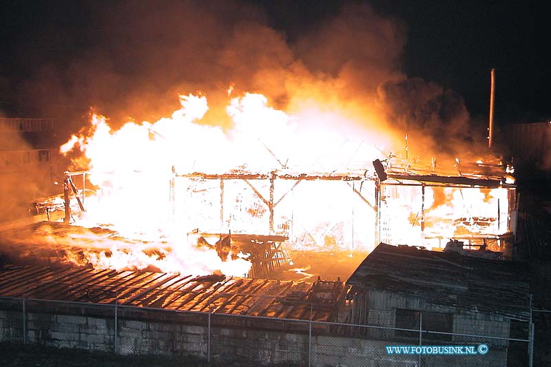 01010104.jpg - De Dordtenaar :Hardingsveld giessendam:01-01-2001:Een houthandel aan de Rivierdijk te Hardinxveld-Giessendam brandde volledig uit. 50 brandweermannen waren vanaf 00.48 uur druk doende de heftige brand onder controle te krijgen. Omstreeks 04.00 werd het signaal ' brand meester' gegeven. Een verhuisbedrijf achter de houthandel liep water - en rookschade op. Het dak van een aangrenzende mallenmakerij vloog ook in brand.Omstreeks 01.00 uur brandde aan de Brandts Buysstraat " Nos Kas' uit. Er vielen geen slachtoffers. Nadere gegevens volgen.Deze digitale foto blijft eigendom van FOTOPERSBURO BUSINK. Wij hanteren de voorwaarden van het N.V.F. en N.V.J. Gebruik van deze foto impliceert dat u bekend bent  en akkoord gaat met deze voorwaarden bij publicatie.EB/ETIENNE BUSINK