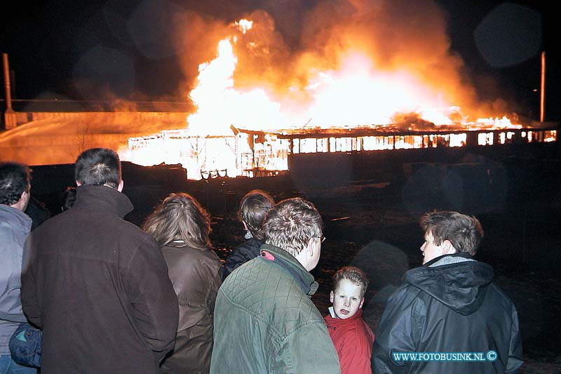 01010105.jpg - WFA :Hardingsveld giessendam:01-01-2001:Een houthandel aan de Rivierdijk te Hardinxveld-Giessendam brandde volledig uit. 50 brandweermannen waren vanaf 00.48 uur druk doende de heftige brand onder controle te krijgen. Omstreeks 04.00 werd het signaal ' brand meester' gegeven. Een verhuisbedrijf achter de houthandel liep water - en rookschade op. Het dak van een aangrenzende mallenmakerij vloog ook in brand.Omstreeks 01.00 uur brandde aan de Brandts Buysstraat " Nos Kas' uit. Er vielen geen slachtoffers. Nadere gegevens volgen.Deze digitale foto blijft eigendom van FOTOPERSBURO BUSINK. Wij hanteren de voorwaarden van het N.V.F. en N.V.J. Gebruik van deze foto impliceert dat u bekend bent  en akkoord gaat met deze voorwaarden bij publicatie.EB/ETIENNE BUSINK