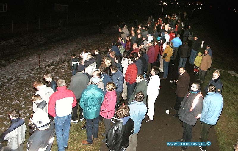 01010106.jpg - De Dordtenaar :Hardingsveld giessendam:01-01-2001:Een houthandel aan de Rivierdijk te Hardinxveld-Giessendam brandde volledig uit. 50 brandweermannen waren vanaf 00.48 uur druk doende de heftige brand onder controle te krijgen. Omstreeks 04.00 werd het signaal ' brand meester' gegeven. Een verhuisbedrijf achter de houthandel liep water - en rookschade op. Het dak van een aangrenzende mallenmakerij vloog ook in brand.Omstreeks 01.00 uur brandde aan de Brandts Buysstraat " Nos Kas' uit. Er vielen geen slachtoffers. Nadere gegevens volgen.Deze digitale foto blijft eigendom van FOTOPERSBURO BUSINK. Wij hanteren de voorwaarden van het N.V.F. en N.V.J. Gebruik van deze foto impliceert dat u bekend bent  en akkoord gaat met deze voorwaarden bij publicatie.EB/ETIENNE BUSINK