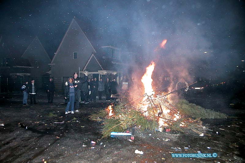 01010110.jpg - WFA :Dordrecht:01-01-2001:een rustig oud en neiuw in oud krispijn dit jaar de ME heeft enkele malen ingegrepen te Dordrecht werd op laste van de politie om 01.10 uur een cafe gesloten. Om 00.40 uur ziet de politie ca. 50 personen met jerrycans benzine lopen en wordt er met ' molotovcocktails'  gegooid. De mobiele eenheid moest ter plaatse komen om rust weder te laten keren. Deze digitale foto blijft eigendom van FOTOPERSBURO BUSINK. Wij hanteren de voorwaarden van het N.V.F. en N.V.J. Gebruik van deze foto impliceert dat u bekend bent  en akkoord gaat met deze voorwaarden bij publicatie.EB/ETIENNE BUSINK