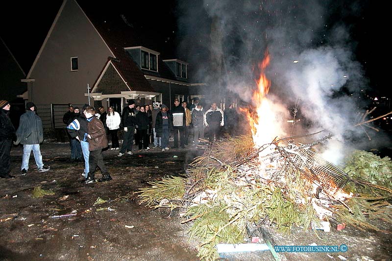 01010111.jpg - WFA :Dordrecht:01-01-2001:een rustig oud en neiuw in oud krispijn dit jaar de ME heeft enkele malen ingegrepen te Dordrecht werd op laste van de politie om 01.10 uur een cafe gesloten. Om 00.40 uur ziet de politie ca. 50 personen met jerrycans benzine lopen en wordt er met ' molotovcocktails'  gegooid. De mobiele eenheid moest ter plaatse komen om rust weder te laten keren. Deze digitale foto blijft eigendom van FOTOPERSBURO BUSINK. Wij hanteren de voorwaarden van het N.V.F. en N.V.J. Gebruik van deze foto impliceert dat u bekend bent  en akkoord gaat met deze voorwaarden bij publicatie.EB/ETIENNE BUSINK