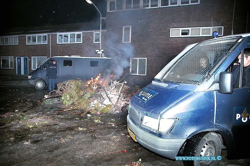 01010112.jpg - WFA :Dordrecht:01-01-2001:een rustig oud en neiuw in oud krispijn dit jaar de ME heeft enkele malen ingegrepen te Dordrecht werd op laste van de politie om 01.10 uur een cafe gesloten. Om 00.40 uur ziet de politie ca. 50 personen met jerrycans benzine lopen en wordt er met ' molotovcocktails'  gegooid. De mobiele eenheid moest ter plaatse komen om rust weder te laten keren. Deze digitale foto blijft eigendom van FOTOPERSBURO BUSINK. Wij hanteren de voorwaarden van het N.V.F. en N.V.J. Gebruik van deze foto impliceert dat u bekend bent  en akkoord gaat met deze voorwaarden bij publicatie.EB/ETIENNE BUSINK