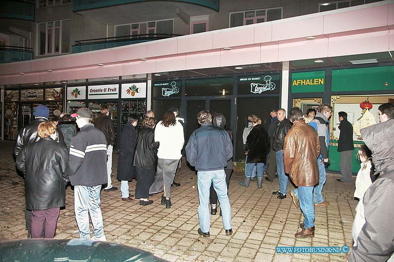 01010113.jpg - WFA :Gorinchem:01-01-2001:Tijdens de jaarwisseling ontstond er tot twee maal toe brand in een winkelpand aan het Wiarda Beckmanplein te Gorinchem. De eerste melding kwam binnen om 01.11 uur. De ongeveer 50 bewoners van de bovenliggende flatwoningen zijn op dat moment direct geëvacueerd er ondergebracht in sporthal De Oosterbliek. Een half uur nadat de brandweer ' brand meester' gaf, kwam al snel nog een melding binnen van brand op dezelfde locatie. Door de wind werd het vuur nogmaals aangewakkerd. Doordat  de brandweer nog ter plaatse was wisten zij het vuur snel te doven. Omstreeks 04.00 uur meldde zich een van de daders zich met zijn moeder in de sporthal. De 17-jarige jongen uit Gorinchem had samen met nog ongeveer vijf andere jongens een roterende vuurwerkbom afgestoken die op aanwezige houten pallets terechtkwam. De jongen is ingesloten en is gehoord. Het onderzoek wordt voortgezet. De aangrenzende winkelpanden en woningen liepen rookschade op. De bewoners zijn inmiddels weer terug in hun woning. Tijdens deze brand werden bij het Gemeentehuis te Gorinchem verschillende ruiten ingegooidDeze digitale foto blijft eigendom van FOTOPERSBURO BUSINK. Wij hanteren de voorwaarden van het N.V.F. en N.V.J. Gebruik van deze foto impliceert dat u bekend bent  en akkoord gaat met deze voorwaarden bij publicatie.EB/ETIENNE BUSINK