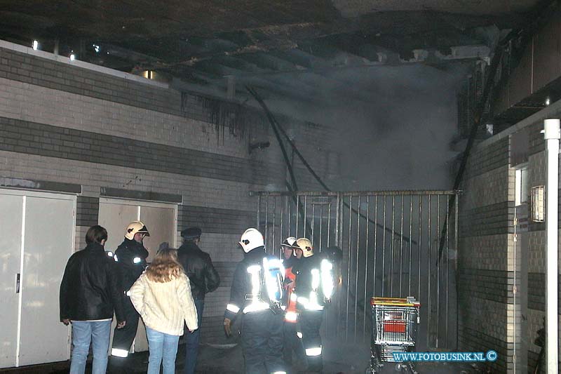 01010115.jpg - WFA :Gorinchem:01-01-2001:Tijdens de jaarwisseling ontstond er tot twee maal toe brand in een winkelpand aan het Wiarda Beckmanplein te Gorinchem. De eerste melding kwam binnen om 01.11 uur. De ongeveer 50 bewoners van de bovenliggende flatwoningen zijn op dat moment direct geëvacueerd er ondergebracht in sporthal De Oosterbliek. Een half uur nadat de brandweer ' brand meester' gaf, kwam al snel nog een melding binnen van brand op dezelfde locatie. Door de wind werd het vuur nogmaals aangewakkerd. Doordat  de brandweer nog ter plaatse was wisten zij het vuur snel te doven. Omstreeks 04.00 uur meldde zich een van de daders zich met zijn moeder in de sporthal. De 17-jarige jongen uit Gorinchem had samen met nog ongeveer vijf andere jongens een roterende vuurwerkbom afgestoken die op aanwezige houten pallets terechtkwam. De jongen is ingesloten en is gehoord. Het onderzoek wordt voortgezet. De aangrenzende winkelpanden en woningen liepen rookschade op. De bewoners zijn inmiddels weer terug in hun woning. Tijdens deze brand werden bij het Gemeentehuis te Gorinchem verschillende ruiten ingegooidDeze digitale foto blijft eigendom van FOTOPERSBURO BUSINK. Wij hanteren de voorwaarden van het N.V.F. en N.V.J. Gebruik van deze foto impliceert dat u bekend bent  en akkoord gaat met deze voorwaarden bij publicatie.EB/ETIENNE BUSINK