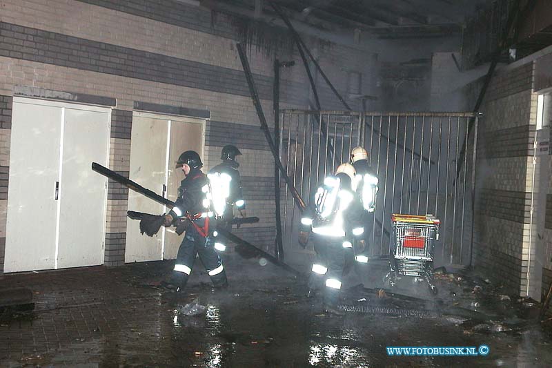 01010116.jpg - KOMPAS Gorinchem :Gorinchem:01-01-2001:Tijdens de jaarwisseling ontstond er tot twee maal toe brand in een winkelpand aan het Wiarda Beckmanplein te Gorinchem. De eerste melding kwam binnen om 01.11 uur. De ongeveer 50 bewoners van de bovenliggende flatwoningen zijn op dat moment direct geëvacueerd er ondergebracht in sporthal De Oosterbliek. Een half uur nadat de brandweer ' brand meester' gaf, kwam al snel nog een melding binnen van brand op dezelfde locatie. Door de wind werd het vuur nogmaals aangewakkerd. Doordat  de brandweer nog ter plaatse was wisten zij het vuur snel te doven. Omstreeks 04.00 uur meldde zich een van de daders zich met zijn moeder in de sporthal. De 17-jarige jongen uit Gorinchem had samen met nog ongeveer vijf andere jongens een roterende vuurwerkbom afgestoken die op aanwezige houten pallets terechtkwam. De jongen is ingesloten en is gehoord. Het onderzoek wordt voortgezet. De aangrenzende winkelpanden en woningen liepen rookschade op. De bewoners zijn inmiddels weer terug in hun woning. Tijdens deze brand werden bij het Gemeentehuis te Gorinchem verschillende ruiten ingegooidDeze digitale foto blijft eigendom van FOTOPERSBURO BUSINK. Wij hanteren de voorwaarden van het N.V.F. en N.V.J. Gebruik van deze foto impliceert dat u bekend bent  en akkoord gaat met deze voorwaarden bij publicatie.EB/ETIENNE BUSINK