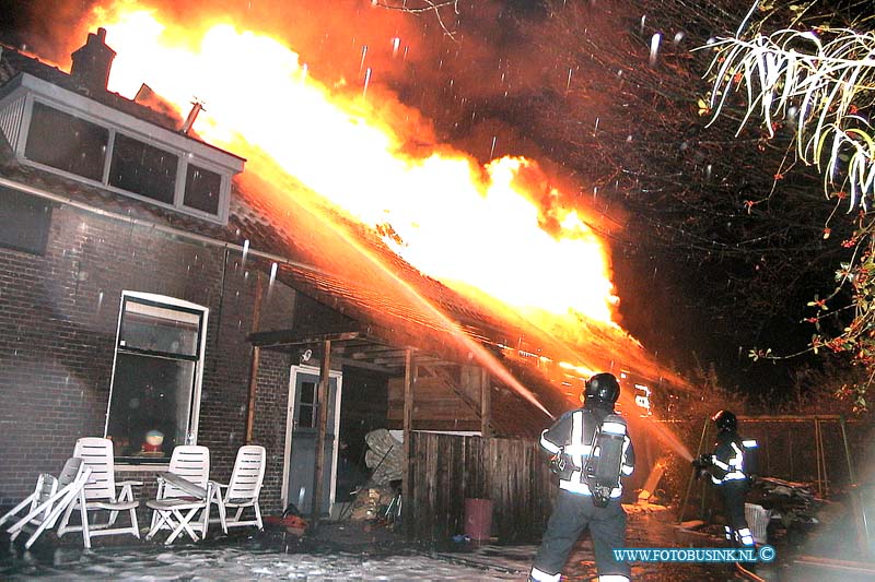 01010117.jpg - DORDTENAAR :Dordrecht:01-01-2000:ontstond een brand in een schuur van een leegstaande boerderij aan de Dubbelsteijnlaan te Dordrecht. Al snel was de brandweer de brand 'meester' . De oorzaak van de brand is nog niet helder. Deze digitale foto blijft eigendom van FOTOPERSBURO BUSINK. Wij hanteren de voorwaarden van het N.V.F. en N.V.J. Gebruik van deze foto impliceert dat u bekend bent  en akkoord gaat met deze voorwaarden bij publicatie.EB/ETIENNE BUSINK