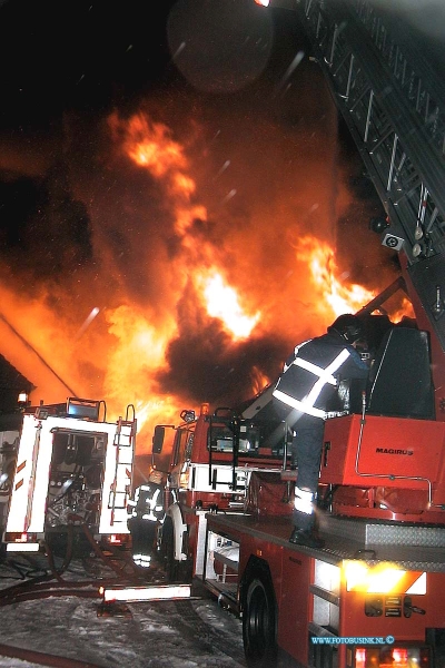 01010118.jpg - DORDTENAAR :Dordrecht:01-01-2000:ontstond een brand in een schuur van een leegstaande boerderij aan de Dubbelsteijnlaan te Dordrecht. Al snel was de brandweer de brand 'meester' . De oorzaak van de brand is nog niet helder. Deze digitale foto blijft eigendom van FOTOPERSBURO BUSINK. Wij hanteren de voorwaarden van het N.V.F. en N.V.J. Gebruik van deze foto impliceert dat u bekend bent  en akkoord gaat met deze voorwaarden bij publicatie.EB/ETIENNE BUSINK