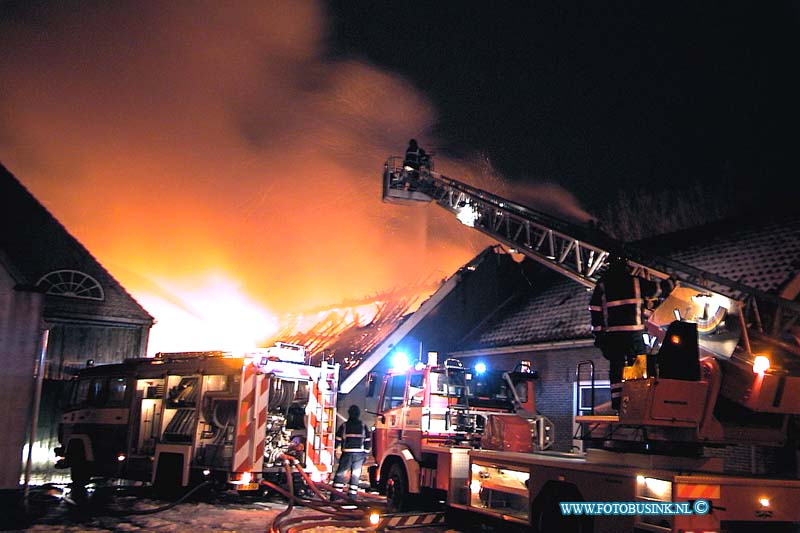 01010119.jpg - Rotterdams Dagblad :Dordrecht:01-01-2000:ontstond een brand in een schuur van een leegstaande boerderij aan de Dubbelsteijnlaan te Dordrecht. Al snel was de brandweer de brand 'meester' . De oorzaak van de brand is nog niet helder. Deze digitale foto blijft eigendom van FOTOPERSBURO BUSINK. Wij hanteren de voorwaarden van het N.V.F. en N.V.J. Gebruik van deze foto impliceert dat u bekend bent  en akkoord gaat met deze voorwaarden bij publicatie.EB/ETIENNE BUSINK