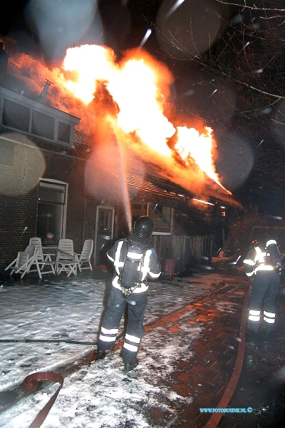 01010120.jpg - Rotterdams Dagblad :Dordrecht:01-01-2000:ontstond een brand in een schuur van een leegstaande boerderij aan de Dubbelsteijnlaan te Dordrecht. Al snel was de brandweer de brand 'meester' . De oorzaak van de brand is nog niet helder. Deze digitale foto blijft eigendom van FOTOPERSBURO BUSINK. Wij hanteren de voorwaarden van het N.V.F. en N.V.J. Gebruik van deze foto impliceert dat u bekend bent  en akkoord gaat met deze voorwaarden bij publicatie.EB/ETIENNE BUSINK