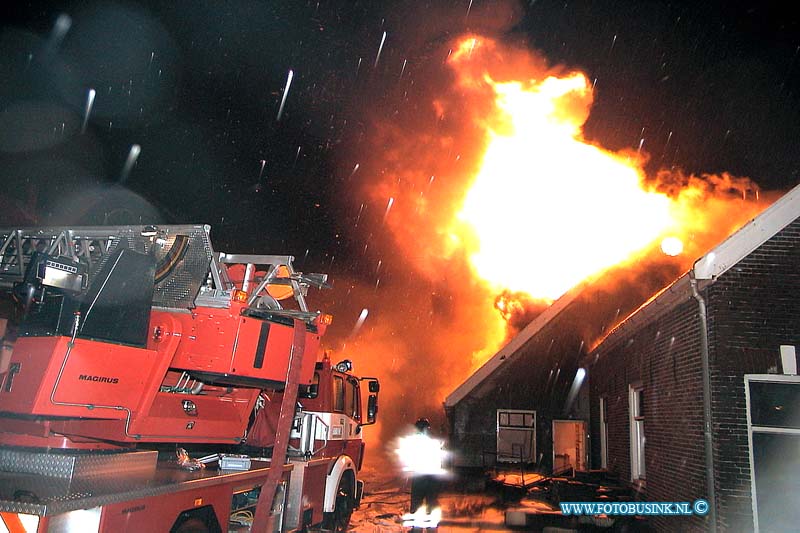 01010121.jpg - Rotterdams Dagblad :Dordrecht:01-01-2000:ontstond een brand in een schuur van een leegstaande boerderij aan de Dubbelsteijnlaan te Dordrecht. Al snel was de brandweer de brand 'meester' . De oorzaak van de brand is nog niet helder. Deze digitale foto blijft eigendom van FOTOPERSBURO BUSINK. Wij hanteren de voorwaarden van het N.V.F. en N.V.J. Gebruik van deze foto impliceert dat u bekend bent  en akkoord gaat met deze voorwaarden bij publicatie.EB/ETIENNE BUSINK